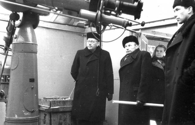 No kreisās: Arvīds Lūsis, Jānis Ikaunieks, Ilga Daube, Linards Reiziņš Baldones Astrofizikas laboratorijas 20 cm astrogrāfu apskates laikā. Ķekavas novads, 1959. gads.