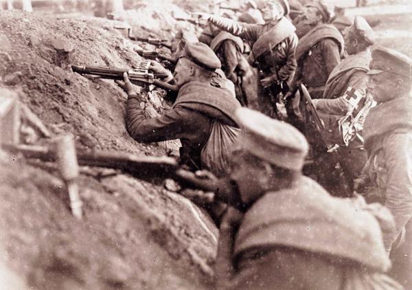 1. Daugavgrīvas latviešu strēlnieku bataljona strēlnieki ierakumos pie Klaņģu kalna Ķekavas rajonā, 07.1916.