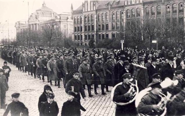 Lāčplēša Kara ordeņa kavalieru gājiens no Esplanādes uz svētku mielastu Satversmes sapulces namā. 11.11.1920.