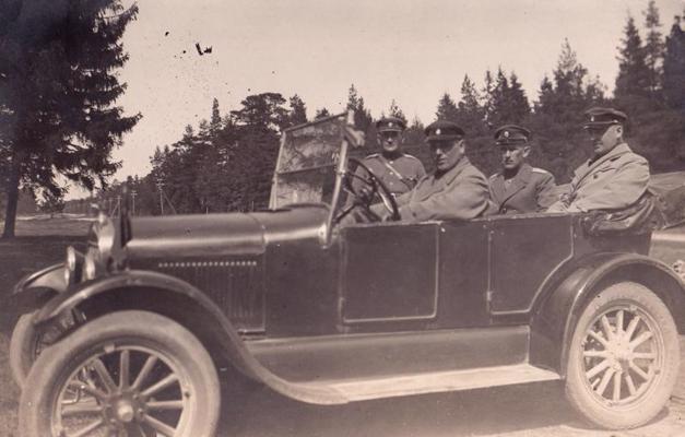 Militarizētās robežapsardzes virsnieki un tās priekšnieks pulkvedis Ludvigs Bolšteins (trešais no kreisās), 1920. gadi.