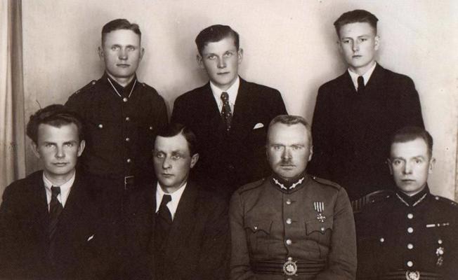 2. Ventspils kājnieku pulka komandieris Vilis Spandegs kopā ar karavīriem un jauniesauktajiem. 20. gs. 30. gadi.