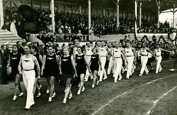 Rīgas sokolu biedrība Vingrošanas svētkos. 1935. gads.