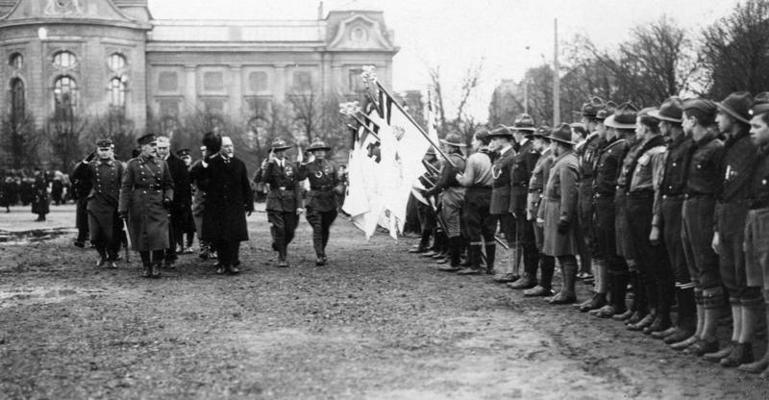 Latvijas Republikas desmitās gadadienas svinības Esplanādē. Skautus sveic Valsts prezidents Gustavs Zemgals. 18.11.1928.