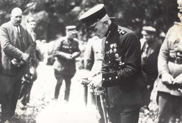 Kapteinis Jānis Indāns pamatakmens likšanā piemineklim Augškurzemes partizāniem pie Asares baznīcas. 1924. gads.