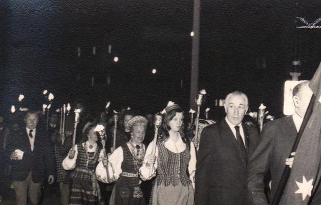 Apmēram 3000 baltiešu piedalās lāpu gājienā no pilsētas centra uz anglikāņu katedrāli, protestējot pret Vitlama valdības lēmumu atzīt Baltijas valstu inkorporāciju Padomju savienībā de iure. Adelaida, Austrālija, 09.08.1974.