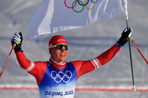 Krievijas olimpiskās komitejas komandas pārstāvis Aleksandrs Boļšunovs izcīna olimpisko zelta medaļu skiatlonā. Žangdžijaku, Ķīna, 06.02.2022.