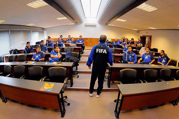 Urugvajas futzāla treneri apmeklē nodarbību FIFA rīkotajos kursos. Urugvaja, 15.12.2011.