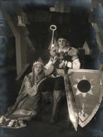 Tija Banga Laimdotas lomā, Jānis Ozoliņš Lāčplēša lomā Raiņa lugas “Uguns un nakts” iestudējumā. Jelgavas Latviešu teātris, 1928. gads.