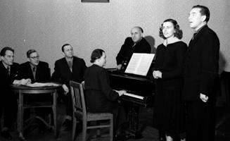 Latvijas Valsts konservatorijas pedagogi noklausās jauno vokālistu sniegumā. Rīga, 1947.–1959. gads.