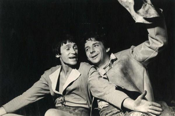 No kreisās: Edgars Liepiņš Tila Pūcesspieģeļa lomā un Tālivaldis Āboliņš Jēra Maiguma lomā Šarla Kostēra “Leģendā par Pūcesspieģeli”. LPSR Valsts Jaunatnes teātris, 1966. gads.