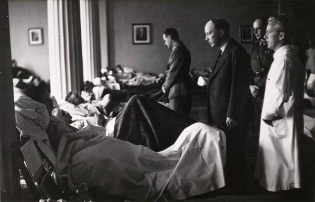 Prezidents Risto Riti apmeklē pacientus militārajā slimnīcā. Somija, 1941.–1944. gads.