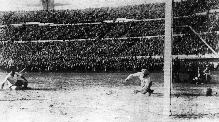 Urugvajas izlase gūst vēl vienus vārtus Pasaules kausa futbolā finālspēlē pret Argentīnas izlasi. Montevideo, Urugvaja, 30.07.1930.