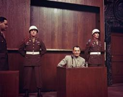Hermans Gērings (Hermann Wilhelm Göring) tiek tiesāts Nirnbergas tribunālā. Vācija, 1946. gads.