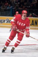 PSRS hokeja izlases spēlētājs Helmuts Balderis spēlē pret NHL zvaigžņu izlasi. Ņujorka, ASV. 1979. gads.