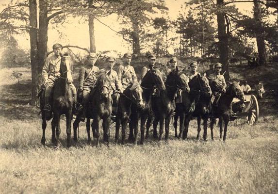 Igauņu izlūki zirgos pie Ropažiem. 1919. gads.