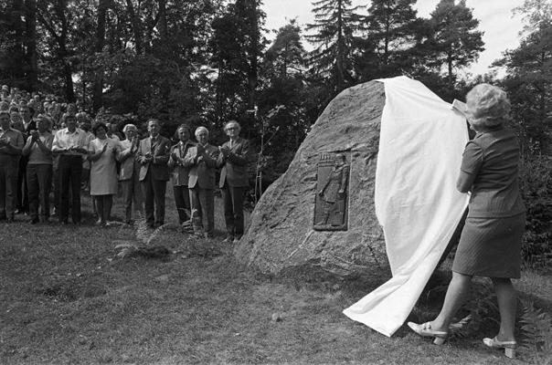 Piemiņas akmens, kuru 1973. gada jūlijā atkāja Dikļos par godu XVI Vispārējiem latviešu dziesmu un VII Deju svētkiem, kuriem bija dots arī nosaukums PSRS nodibināšanas 50. gadadienai un dziesmu svētku simtgadei veltītie Padomju Latvijas dziesmu un deju svētki.
