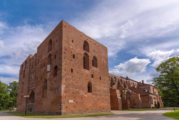 Iespaidīgā Tērbatas Doma baznīca, kuras celtniecība tika uzsākta 13. gs. otrajā pusē, ir viena no lieliskām ķieģeļu gotikas būvēm Livonijā. Baznīca piedzīvoja postījumus Livonijas kara (1558–1583) laikā un pēc tam vairs netika atjaunota.