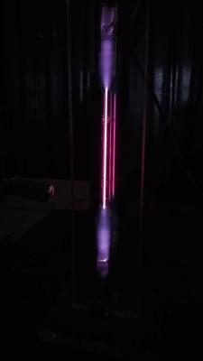 Ūdeņraža tvaika lampa izmantošanai optikas eksperimentos.
