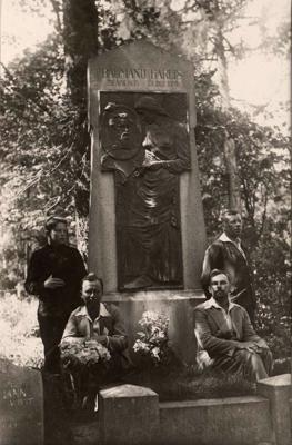 Pirmais no labās: Jānis Alberts Jansons pie 1920. gadā uzstādītā tēlnieka Gustava Šķiltera veidotā Baumaņu Kārļa pieminekļa. Limbažu kapi, 20. gs. 20. gadi.