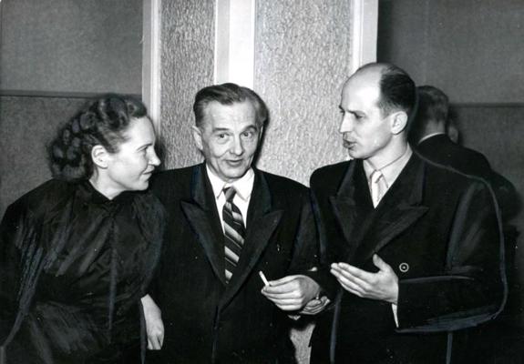 Doktoranti Hilda Pužaka un Jānis Ērenpreiss sarunā ar profesoru Konstantīnu Bogojavļenski (vidū). Rīga, 18.06.1959.