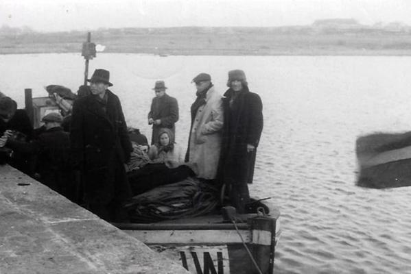 No labās otrais bēgļu laivā "Merkurs" stāv Oskars Sakārnis, sēž Mērija Sakārne. Gotlande, 14.10.1944.