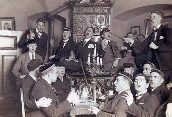 Studentu korporācijas "Fraternitas Arctica" biedru grupa konventa dzīvoklī. Rīga, 1924. gads.