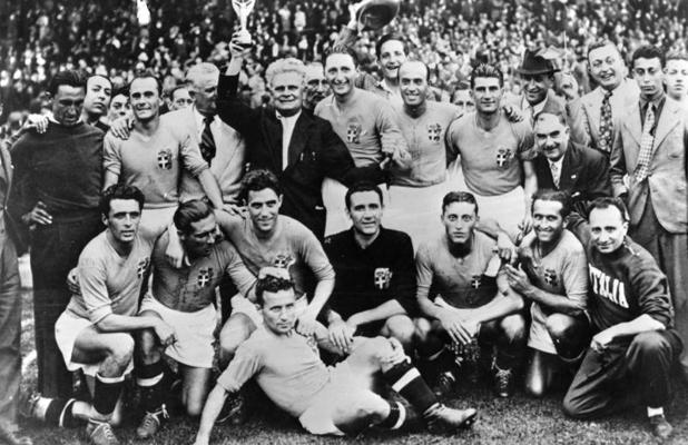 Itālijas izlase pēc uzvaras pār Ungārijas izlasi Pasaules kausā futbolā. Parīze, Francija, 1938. gads.