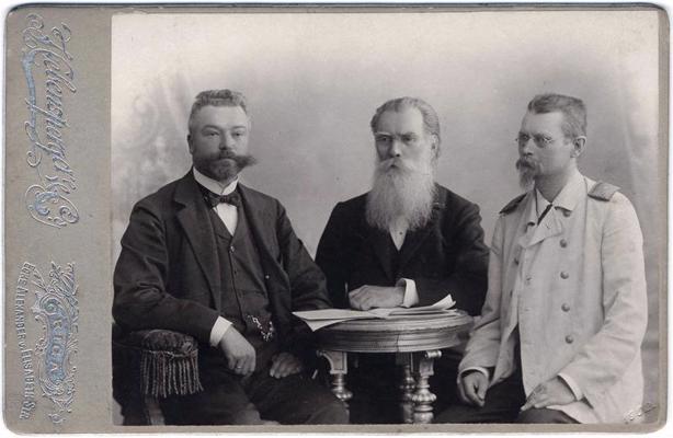 No kreisās: Henrijs Visendorfs, Krišjānis Barons un Fricis Brīvzemnieks. Rīga, 1898. gads.