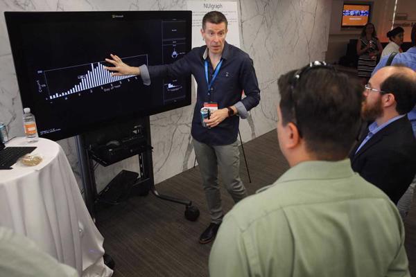 Microsoft pētnieks Deivs Brauns (Dave Brown) izmanto lielu skārienekrānu, lai demonstrētu NUIGraph vizualizācijas un analīzes programmatūru Microsoft Inovāciju un politikas centrā. Vašingtona, 10.06.2015.