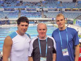 Centrā Latvijas izlases galvenais treneris Vladimirs Maslovskis kopā ar starptautiskās klases sporta meistariem (no kreisās) Romānu Miloslavski un Andreju Dūdu FINA X Pasaules čempionātā peldēšanā. Dubaja, Apvienotie Arābu Emirāti. 19.12.2010.
