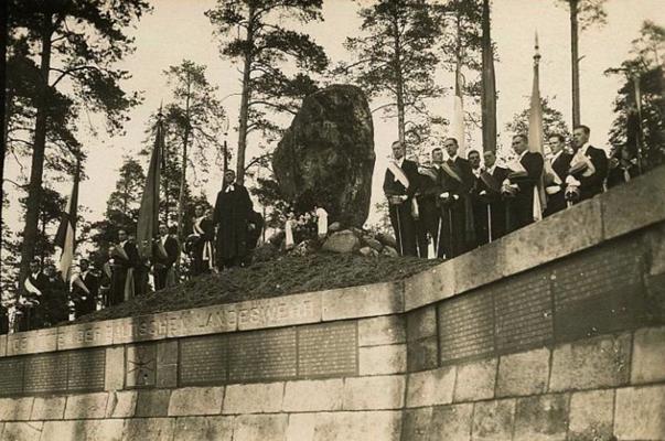 Baltiešu landesvēra kapu kompleksa atjaunotais obelisks un vācbaltiešu studentu korporācijas 22. maija svinībās. 20. gs. 30. gadu sākums.