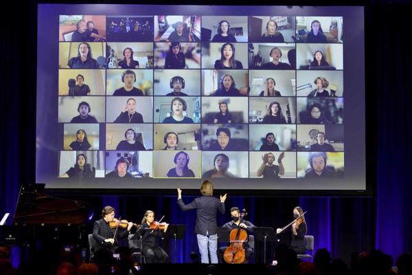 Ēriks Vitakers (Eric Whitacre) diriģē virtuālo kori NAMM šova laikā Anahaimas konferenču centrā. Kalifornijas pavalsts, ASV, 04.06.2022.