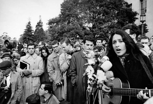Džoana Baeza uzstājas vārda brīvības atbalsta akcijā. Bērklija, 1964. gads.