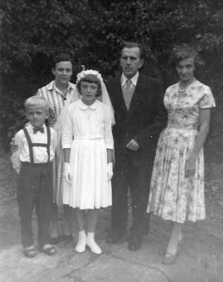 Jāņa Rubuļa ģimene. Priekšplānā dēls Jānis un meita Dagnija (no otrās laulības). Aizmugurē no kreisās: otrā sieva Aleksandra Rubule, Jānis Rubulis un meita no pirmās laulības Zuzanna Rubule. Ēkere, Zviedrija, 1958. gads.