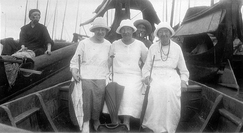 Priekšplānā no kreisās: Lilija Otīlija Grīviņa, E. Elizabete Kellere (E. Elizabeth Keller) un Marta Kellere (Martha Keller) plūdu laikā Ķīnā, 1924. gads.