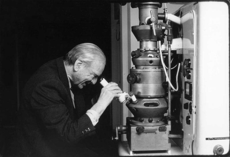 Pirmā elektronu mikroskopa prototipa radītājs Ernsts Ruska, 1980. gads.
