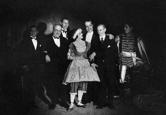 Tamāra Karsavina (centrā), Sergejs Djagiļevs (piektais no kreisās), Aleksandrs Benuā (otrais no kreisās), Vaclavs Ņižinskis (sestais no kreisās) Parīzes operā. 1928. gads.
