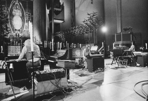 Grupas Tangerine Dream koncerts Koventrijas katedrālē (Coventry Cathedral). Vorikšīra (Warwickshire), Anglija, 04.10.1975.