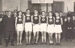 Latvijas valstsvienība basketbolā spēlē pret Igauniju. Rīga, 1925. gads.