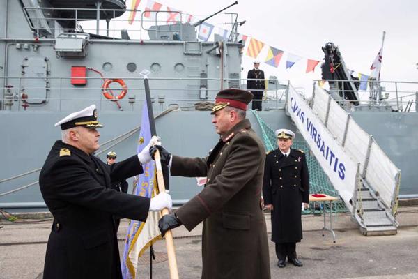 Svinīgā ceremonijā Jūras spēku komandiera amatā stājas jūras kapteinis Kaspars Zelčs (no kreisās), saņemot Jūras spēku karogu no NBS komandiera ģenerālleitnanta Leonīda Kalniņa. Liepāja, 02.11.2019.