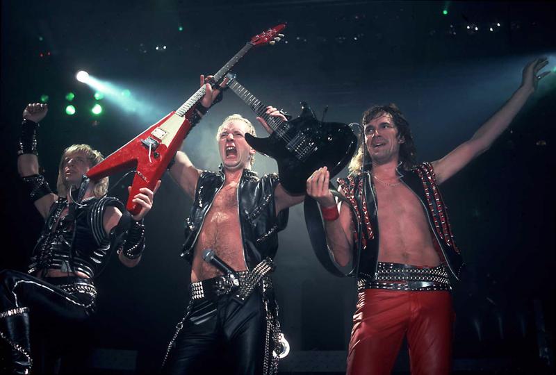 Judas Priest koncertā, no kreisās: K. K. Daunings, Robs Halfords un Glens Tiptens. ASV, 14.06.1984.