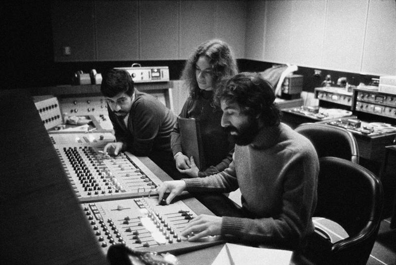 Kerola Kinga ierakstu studijā albuma Tapestry tapšanas laikā. Losandželosa, 1971. gads. Ieraksta inženieris Henks Sikalo (Hank Cicalo), Kerola Kinga un producents Lū Adlers (Lou Adler).