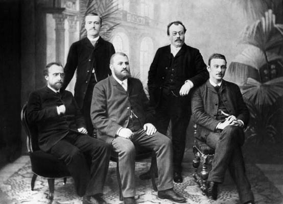 Pirmais no kreisās: Gustavs Frēdings ar kolēģiem avīzes Karlstads-Tidningen redakcijā. Kārlstade, 1892. gads.
