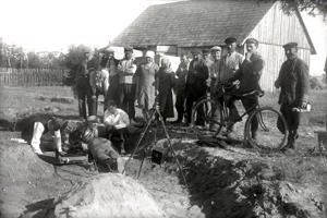 Interesenti vēro arheoloģisko izrakumu darbu ainu Smukumu senkapos. Grobiņas pagasts, 1929. gads.