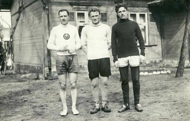Latvijas vieglatlēti, 20. gs. 20. gadi. No kreisās: Vilis Cimmermanis, Kārlis Bukass un Arturs Motmillers.