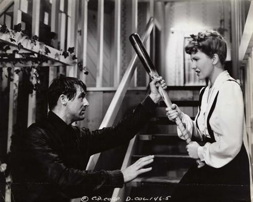 Džīna Artūra un Kerijs Grānts filmā “Pilsētā runā”. 1942. gads.