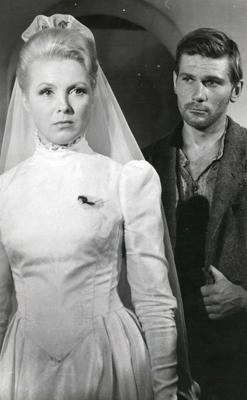 Kristīne (Vija Artmane) un Edgars (Uldis Pūcītis) Leonīda Leimaņa spēlfilmā “Purva bridējs” (1966).
