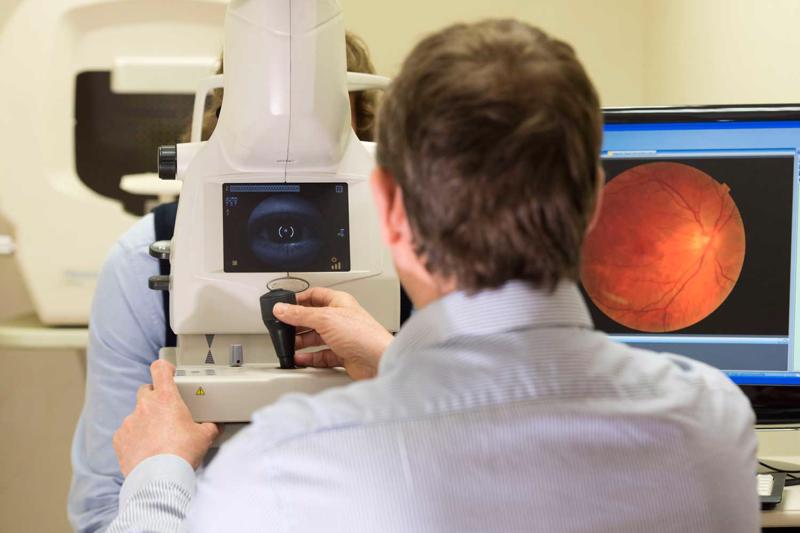 Pacientam tiek pārbaudīta redze ar optiskās koherences tomogrāfu. Kārdifa, Lielbritānija, 2015. gads.
