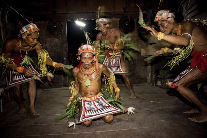 Četri mentavaju cilts vīri dejo inaugurācijas rituālā. Siberutas sala, Rietumsumatras province, Indonēzija, 24.05.2014.