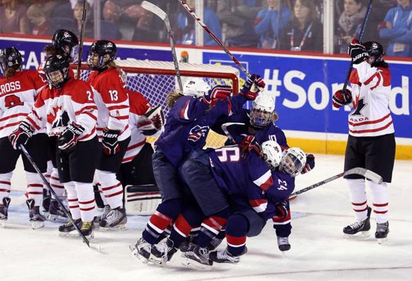 Amerikas Savienotās Valstis spēlē pret Kanādu U18 pasaules čempionātā hokejā sievietēm. Ontārio, 15.01.2016.